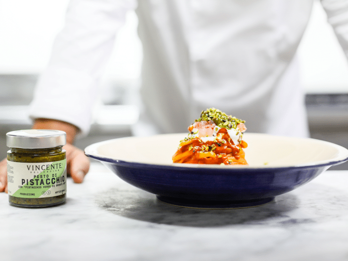 Linguine al gambero rosso, stracciatella di bufala e pesto di pistacchio