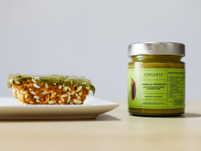 Barretta di riso soffiato, burro di arachidi e crema di pistacchio