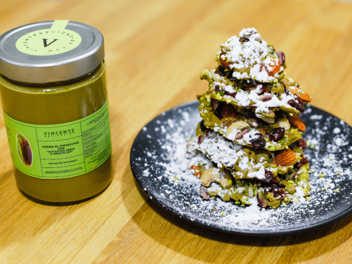 Arbre de Noël à la crème de pistache et aux fruits secs